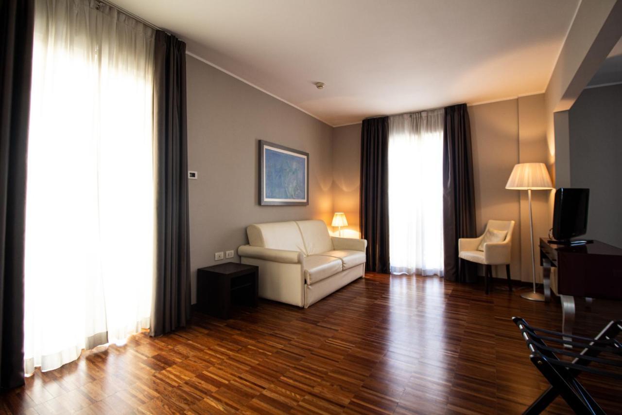 Hotel Cavour Novara Zewnętrze zdjęcie